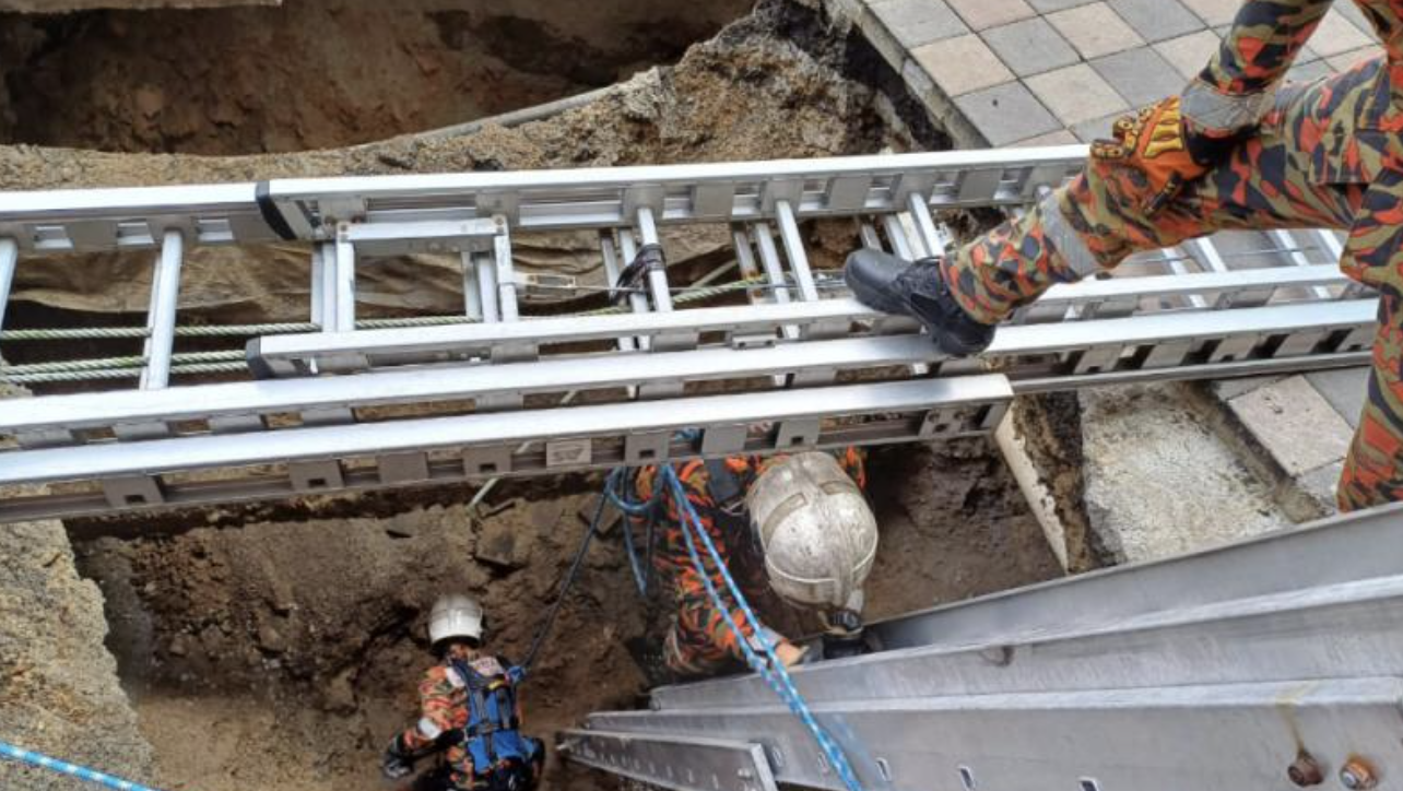 Keluarga Mangsa Lubang Benam Buat Upacara Terakhir